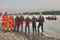 Strömungsretter beim Üben am Rhein